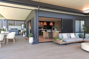 Outdoor dining - Caves Coastal Escape–Beachside, Fireplace, Slps 11 (Caves Beach)