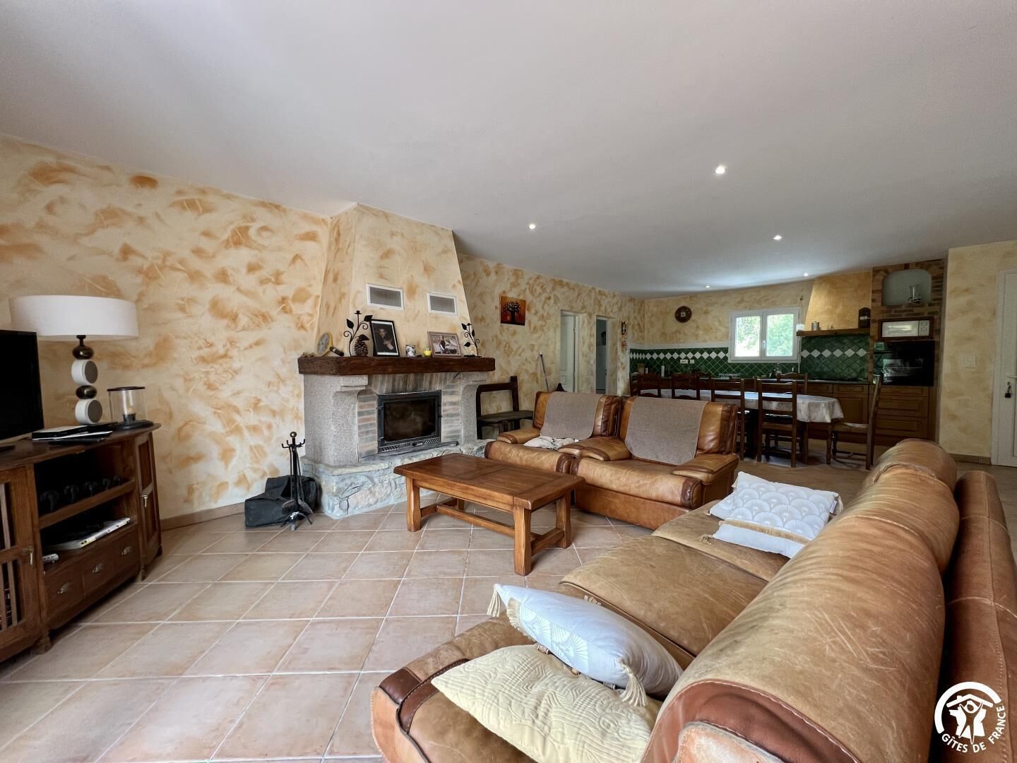 Televisie en een open haard