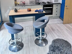 Cookware/dishes/utensils - Cosy Southampton Apartment (Southampton)