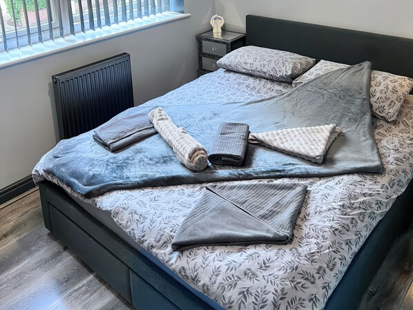1 Schlafzimmer, individuell dekoriert, individuell eingerichtet