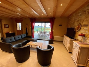 Een televisie en een open haard