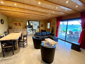 Een televisie en een open haard