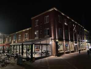 Outdoor dining - Hotel Du Commerce (Oostburg)