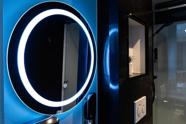 Shower, hair dryer, towels, soap - Hotel Du Commerce (Oostburg)