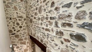A narrow staircase with stone walls and a wooden handrail. - Le Vieux Puits - CAUNES MINERVOIS (CAUNES MINERVOIS)