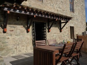 Outdoor dining - Gîte de la Porte d'Aval (ISSEL)