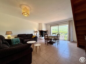 Télévision, cheminée