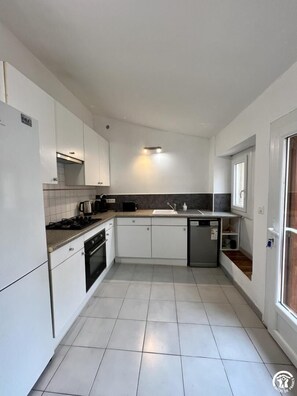 Fridge, microwave, oven, dishwasher - Rafael - QUINTILLAN - Gîte (QUINTILLAN)