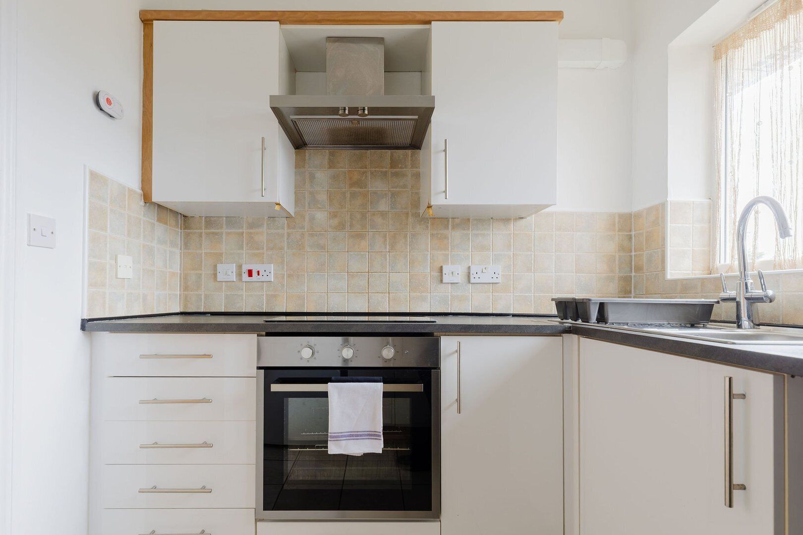 Een koelkast, een magnetron, een oven, een koffiezetapparaat/waterkoker