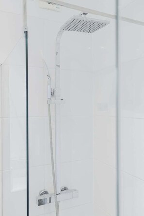 Dusche, Haartrockner, Handtücher