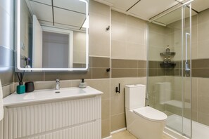 Dusche, Haartrockner, Handtücher