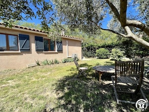 Outdoor dining - In the shade of the Olive Tree (MIREPEISSET)