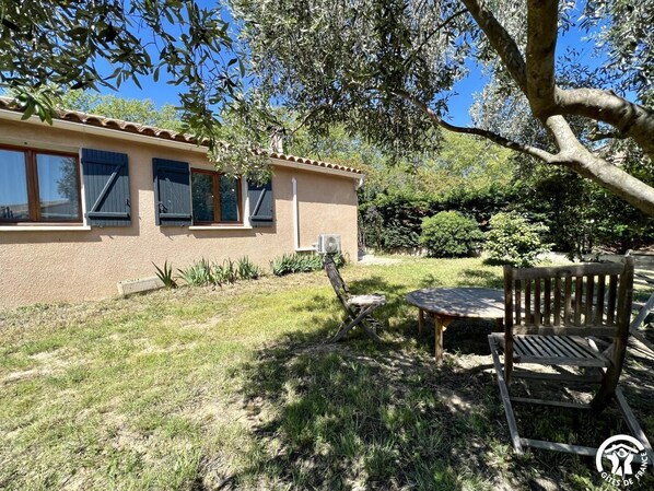 A house with a patio, a table, and a bench. - In the shade of the Olive Tree (MIREPEISSET)