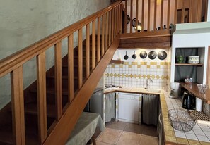 Jääkaappi, mikroaaltouuni, uuni, astianpesukone