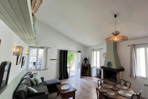 TV, fireplace