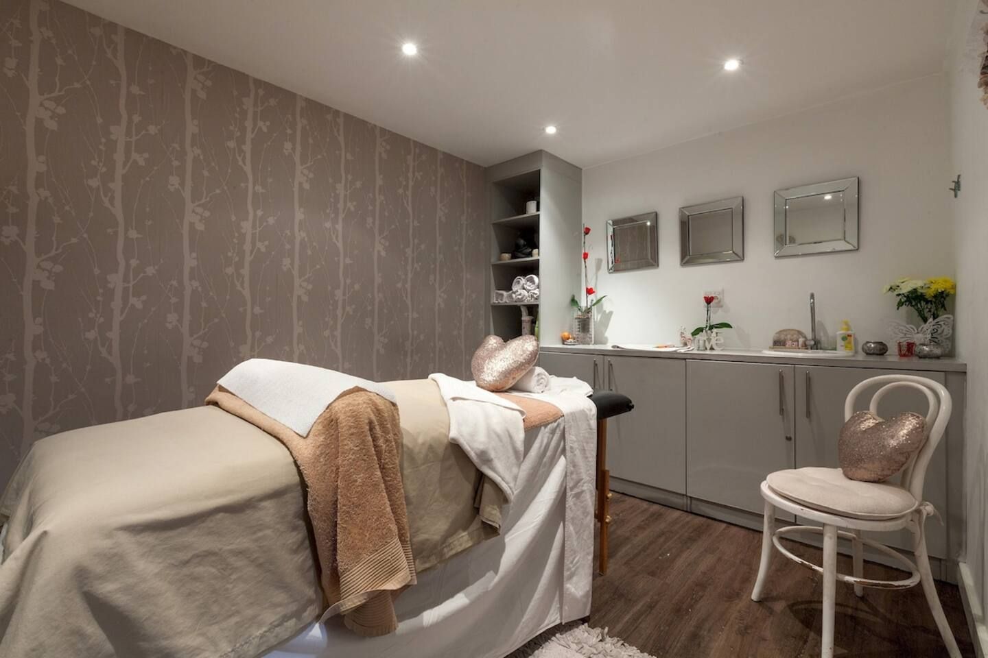 Une pièce comprenant un lit, une coiffeuse avec un miroir et une chaise.