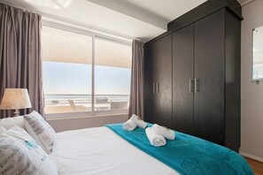 Unclassified image, 4 of 21, button - Lagoon Beach 136A by Ctha (Milnerton)
