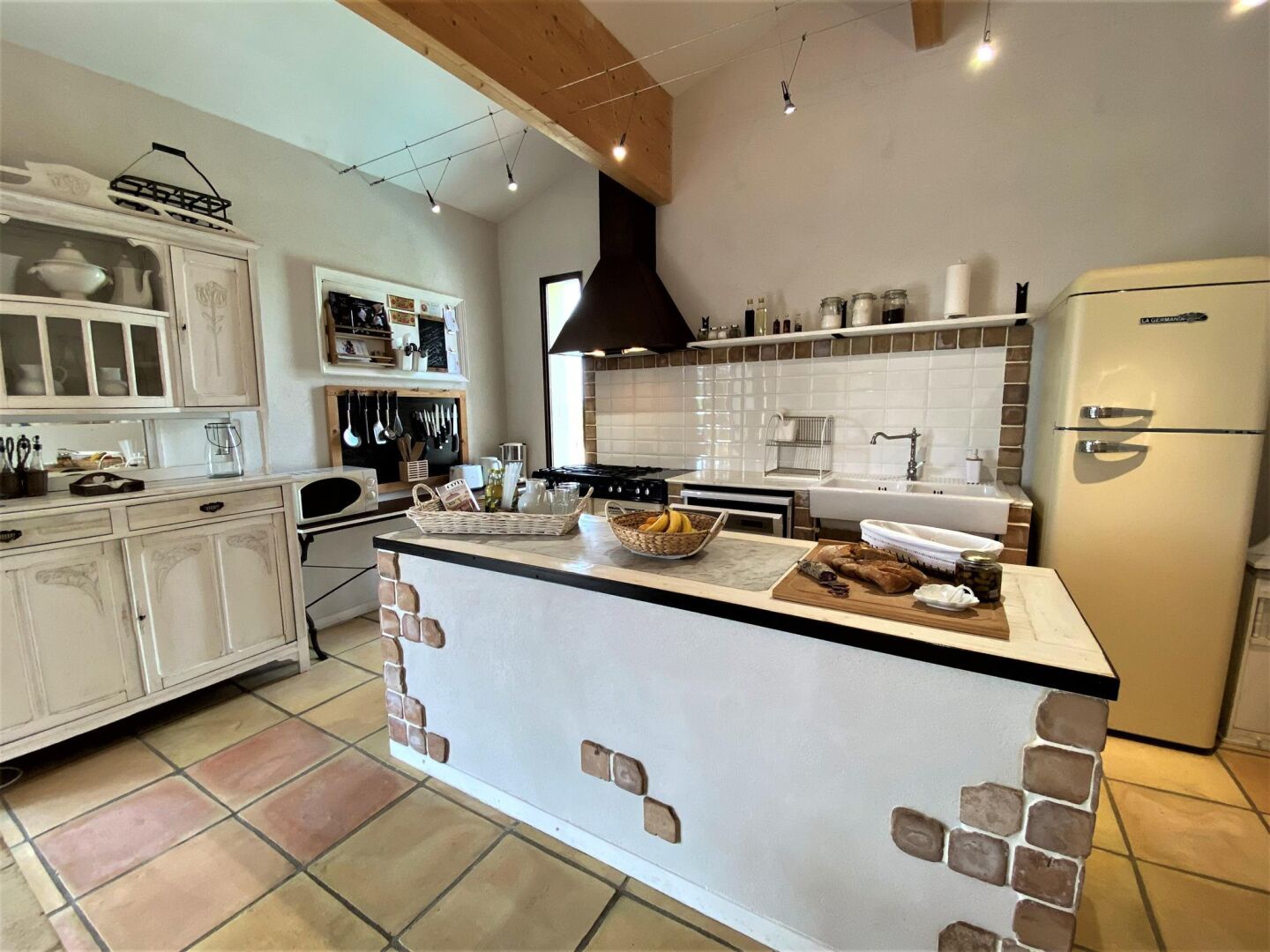 Een koelkast, een microgolfoven, een oven, een vaatwasser