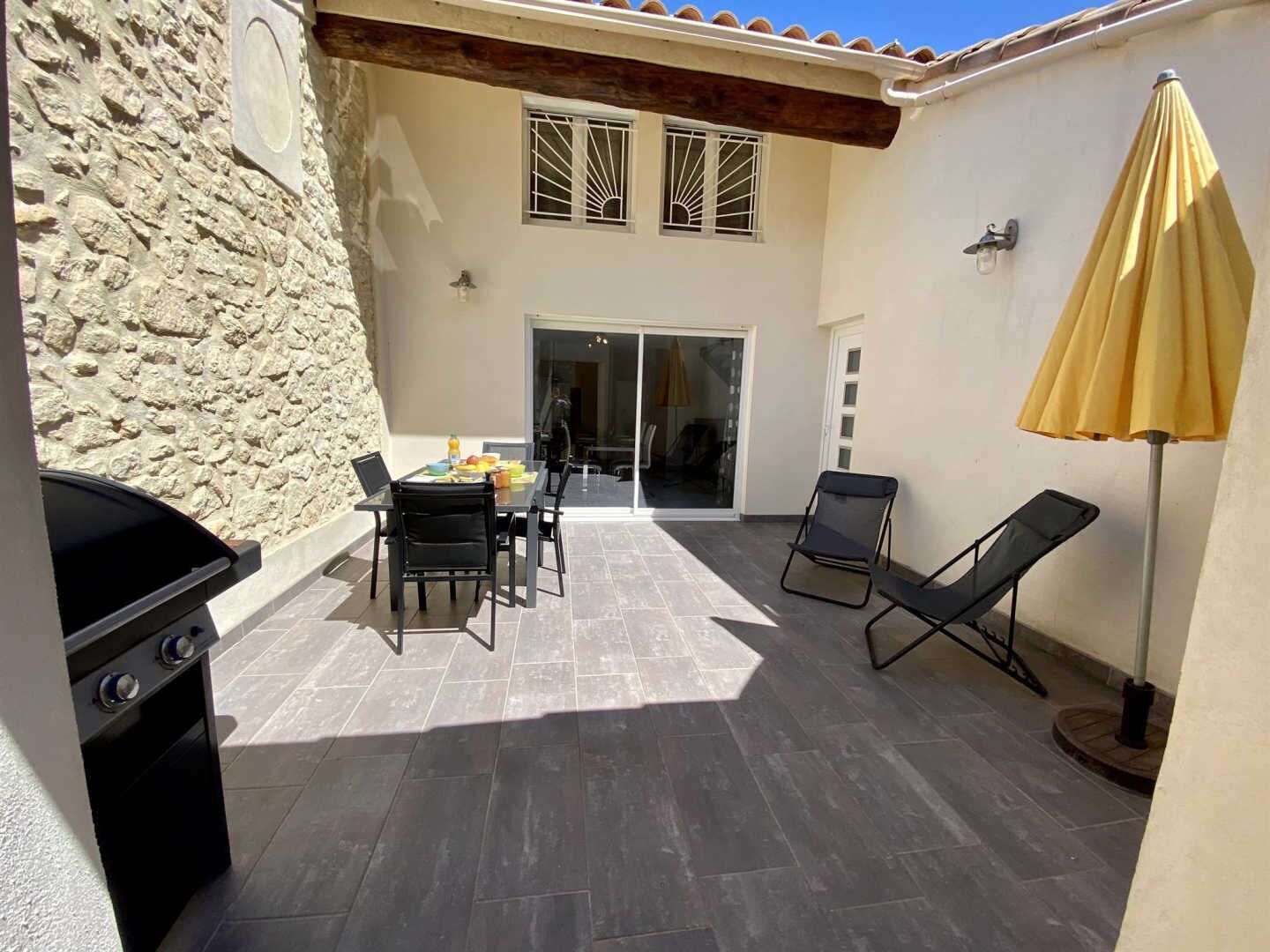 屋外ダイニングエリア