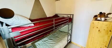 2 室のベッドルーム、WiFi (無料)