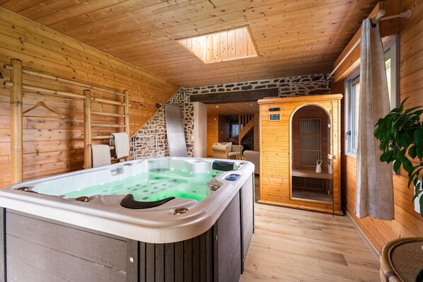 Interior - Holiday Home "Gîte du 17 - Sauna Jacuzzi Hammam" with Wi-Fi and Air Conditioning (VIEUX VIEL)