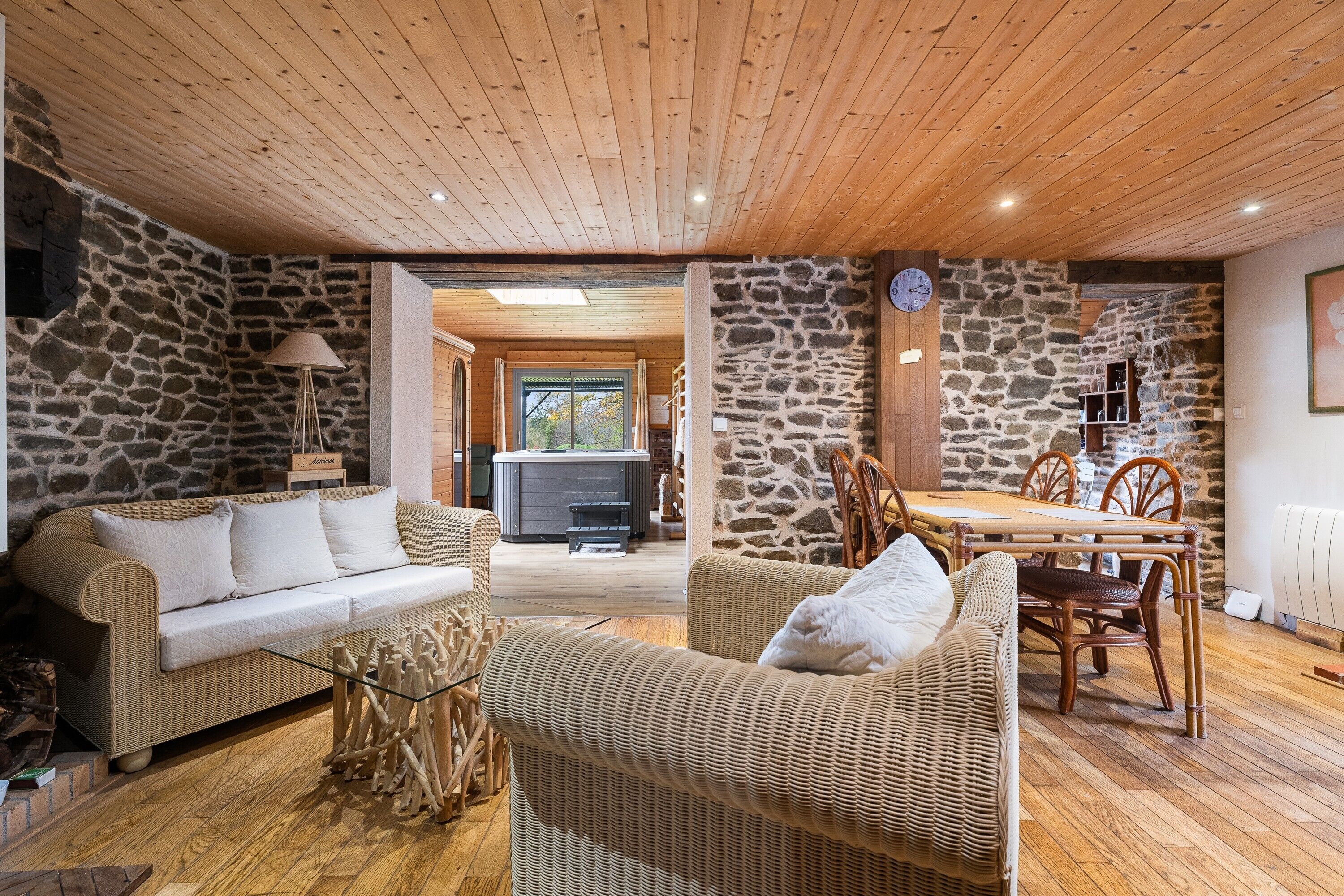 Televisión y chimenea 