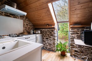 Fridge, microwave, oven, stovetop - Holiday Home "Gîte du 17 - Sauna Jacuzzi Hammam" with Wi-Fi and Air Conditioning (VIEUX VIEL)