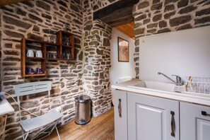 ثلاجة، ميكروويف، فرن، موقد طهي مسطح