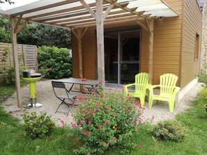 Outdoor dining - Holiday Home 'Suite Sauna Jacuzzi Hammam' with Wi-Fi and Air Conditioning (VIEUX VIEL)