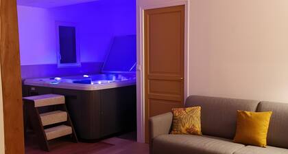 Gîte du 17 – Wellness with Spa, Private Terrace, Garden and Wi-Fi