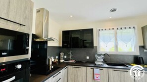 Kylskåp, mikrovågsugn, ugn och diskmaskin