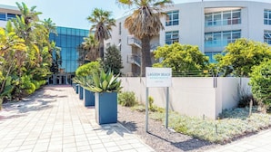 Exterior - Modern 2br W/ Ocean Views & pool access by ctha (Cape Town)