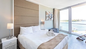 Room - Modern 2br W/ Ocean Views & pool access by ctha (Cape Town)