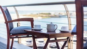 Outdoor dining - Modern 2br W/ Ocean Views & pool access by ctha (Cape Town)
