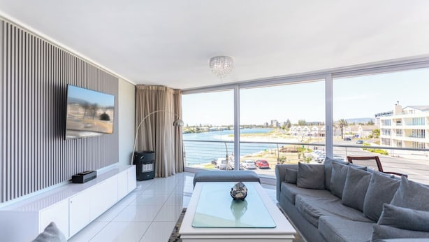 Living area - Modern 2br W/ Ocean Views & pool access by ctha (Cape Town)