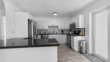 Cafetera/tetera, refrigerador, microondas, horno