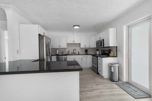 Kjøleskap, mikrobølgeovn, ovn og kokeplater