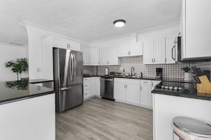 ثلاجة، ميكروويف، فرن، موقد طهي مسطح