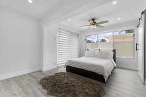 3 عدّة غرف نوم ومكواة/لوح كي وواي فاي وملاءات أسرّة