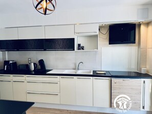 Kühlschrank, Mikrowelle, Ofen, Geschirrspüler