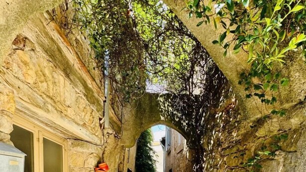 A narrow stone pathway flanked by buildings with stone walls and a wooden door. - La Marelle - VILLEROUGE TERMENES (VILLEROUGE TERMENES)