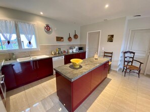 Kühlschrank, Mikrowelle, Ofen, Geschirrspüler