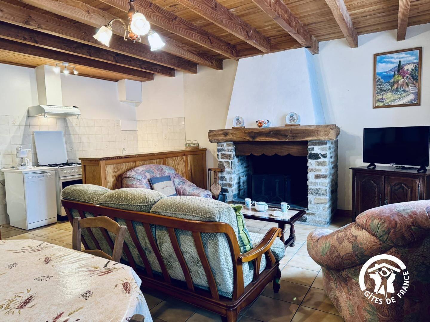 Una televisión, una chimenea