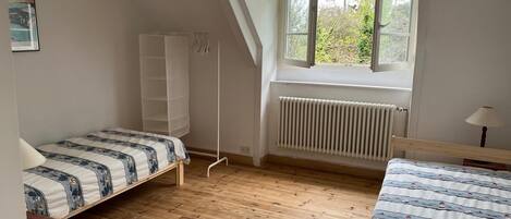 5 makuuhuonetta, silitysrauta/-lauta