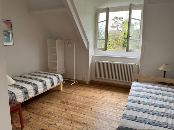5 bedrooms, iron/ironing board