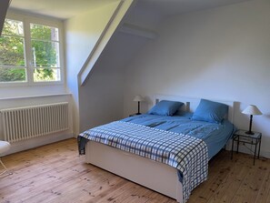 5 bedrooms, iron/ironing board