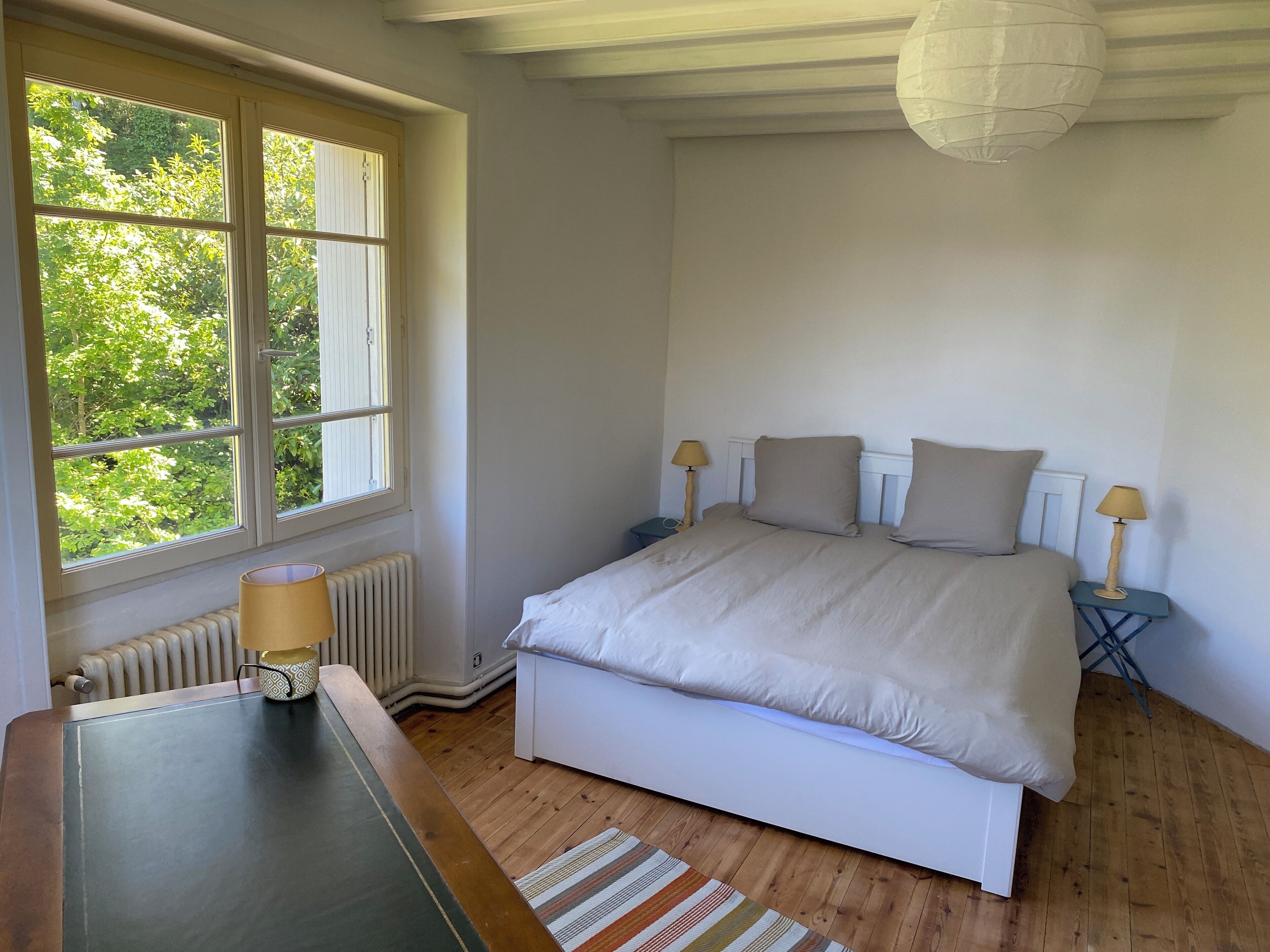 5 chambres, fer et planche à repasser