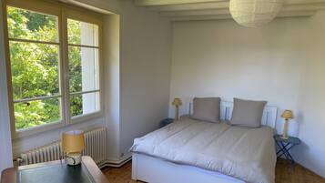 5 chambres, fer et planche Ă repasser