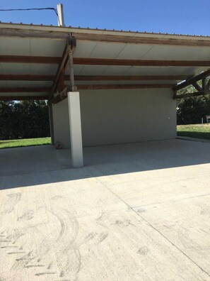 المنطقة المحيطة بالمنشأة