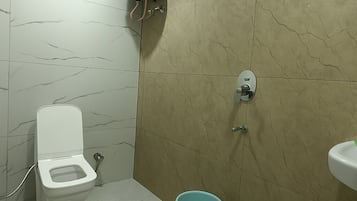 Habitación doble Deluxe, balcón, vista a la ciudad | Baño | Regadera, amenidades de baño gratuitas, secadora de cabello, toallas